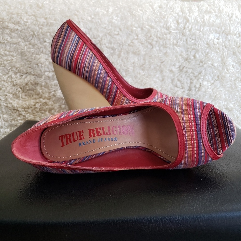 TRUE RELIGION Regan PeepToe Wedge stripe sandals 7